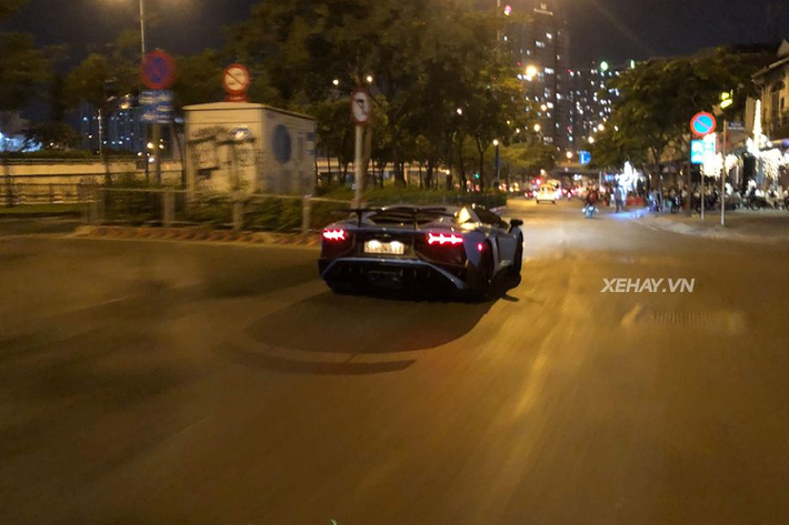 Hiệu quả khí động học của Aventador SV đã được cải thiện 150% so với "người tiền nhiệm", trong khi áp lực xuống mặt đường được cải thiện 170% so với bản tiêu chuẩn. Ngoài ra, trọng lượng xe giảm 50 kg, chỉ còn ở mức 1.525 kg nhờ việc sử dụng chất liệu carbon siêu nhẹ.