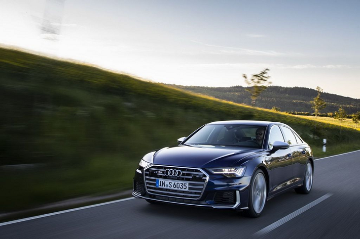 Mẫu RS5 Panther (tạm dịch là Báo đen) mang trên mình công nghệ sơn Audi Exclusive Panther Black trong suốt và bộ mâm to bản 20-inch với 5 chấu kép hai màu, tương tự như biến thể RS4 Avant xuất hiện tại châu Âu.