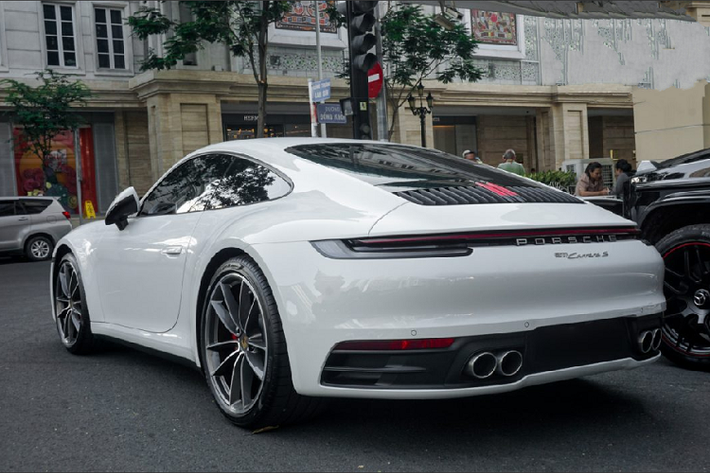 Mẫu xe tiếp theo có mặt là chiếc xe mui trần ấn tượng Porsche 911 Targa 4 GTS cùng mang màu trắng, xe thuộc sở hữu của một người chơi xe nổi tiếng tại Việt Nam và là chiếc 911 Targa 4 GTS duy nhất tại Việt Nam tính đến thời điểm hiện tại.