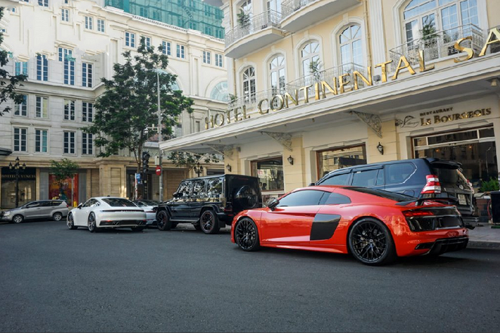 Tâm điểm của hội ngộ chính là chiếc Porsche 911 của Cường Đô la, đây là mẫu 911 Carrera S thế hệ mới vừa được đăng kí biển số chưa lâu. Đây cũng chính là chiếc Porsche thứ 3 trong garage của đại gia siêu xe đình đám này, hai chiếc còn lại là mẫu sedan Panamera và chiếc SUV Cayenne S cùng mang màu trắng tương tự.