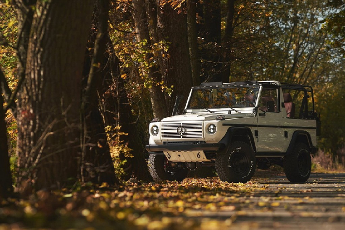 Ngoại hình của chiếc G-Class Wofl này được bao phủ bởi lớp sơn trắng nguyên bản, kết hợp với mui mềm màu đen.