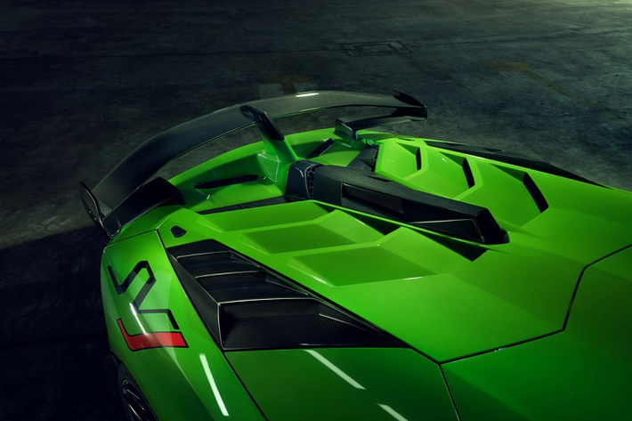 Một vài tùy chọn hệ thống ống xả trên cả bản Coupe và Spyder của Aventador SVJ, góp phần nâng cao hiệu năng xe với tiếng nổ sâu hơn và trọng lượng giảm lên tới 19 kg.