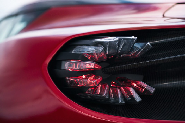 Aston Martin DBS GT Zagato mới sẽ có những chi tiết hoàn thiện bằng sợi carbon vô cùng đặc biệt, như lưới tản nhiệt trước. Phần lưới này được tạo thành từ 108 mảnh carbon dạng kim cương, có khả năng đóng lại khi xe dừng và mở ra để làm mát động cơ khi xe di chuyển.
