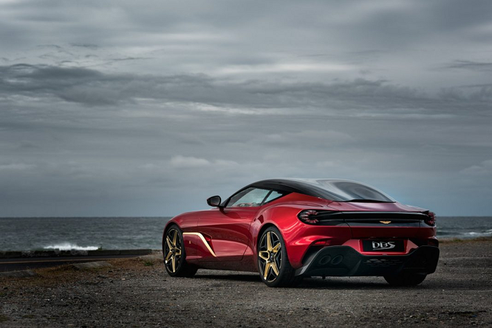 Bên dưới nắp ca-pô kéo dài phía trước, DBS GT Zagato vẫn được trang bị động cơ V12 tăng áp kép, dung tích 5,2 lít như trên DBS Superleggera. Tuy nhiên, ở phiên bản đặc biệt này, động cơ V12 đã được nâng cấp nhẹ với công suất cực đại đạt 760 mã lực.