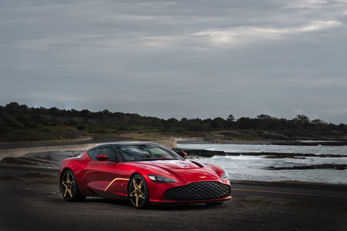 “Sự sang trọng, đẳng cấp và tinh khiết trong phong cách của Aston Martin luôn pha trộn hoàn hảo với ngôn ngữ thiết kế hợp lý của riêng chúng tôi”, ông Andrea Zagato, Giám đốc điều hành của Design House cho biết. “Giới thiệu về thế giới là một cầu nối giữa quá khứ và tương lai, được củng cố bởi tầm nhìn chung cho cách tiếp cận sáng tạo đối với các bộ sưu tập, gần đây được ghép nối theo cặp và sinh đôi với mục tiêu đạt được các tiêu chuẩn độc quyền mới trên thế giới”.