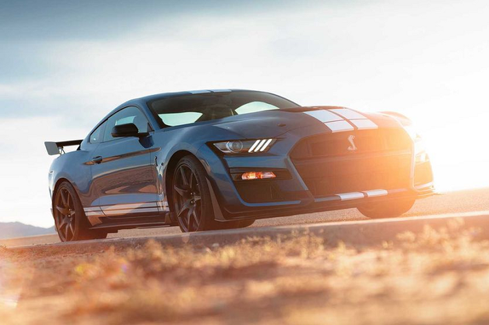 Mẫu xe cơ bắp Ford Mustang Shelby GT500 có mức giá khởi điểm từ 70.300 USD và 1.095 phí vận chuyển (khoảng 1,6 tỷ đồng).