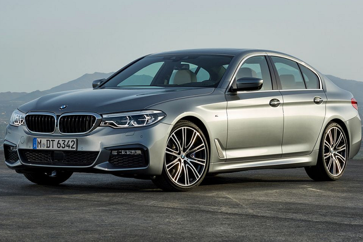 Mẫu xe được giảm giá mạnh nhất trong đợt này của BMW tại Việt Nam là mẫu sedan hạng sang cỡ trung BMW 5-Series đời mới. Cụ thể, phiên bản 520i đón nhận mức giảm 330 triệu đồng so với trước đây, đưa giá bán của xe từ 2,389 tỷ đồng xuống 2,059 tỷ đồng.