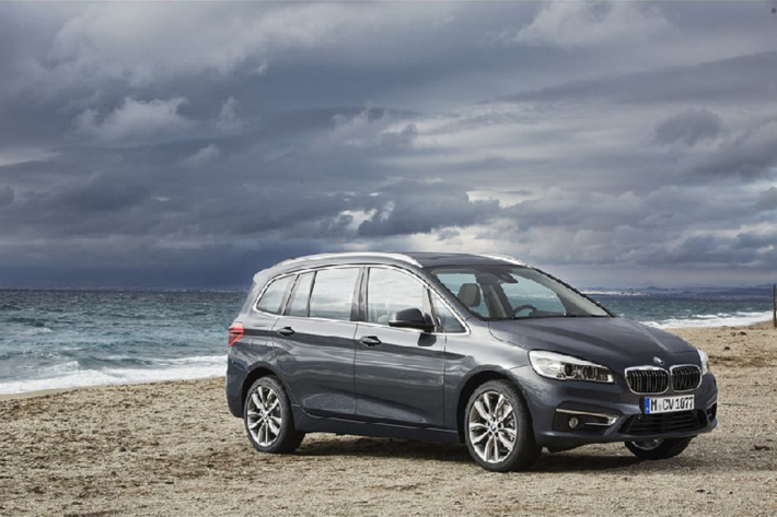 Mẫu xe gầm cao duy nhất xuất hiện trong đợt giảm giá này của BMW tại Việt Nam là mẫu X1 sDrive 18i xLine với mức giá 223 triệu đồng, đưa giá bán của xe từ 1,859 tỷ đồng xuống còn 1,636 tỷ đồng. Đón nhận mức điều chỉnh giá thấp nhất đợt này là 2 mẫu xe 118i và 218i Gran Tourer với mức giảm tương ứng 240 và 180 triệu đồng. Cụ thể, dòng 118i được điều chỉnh giá bán niêm yết từ 1,439 tỷ VNĐ xuống còn 1,199 tỷ đồng. Đối với dòng 218i Gran Tourer là từ 1,669 tỷ đồng xuống 1,348 tỷ đồng.