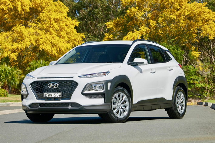 Hyundai Kona 2020 – 20.100 USD. Khả năng lái linh hoạt, khoang lái thiết kế đẹp, độ tin cậy trung bình – khá, tốn nhiên liệu. Cơ quan An toàn Giao thông Cao tốc Quốc gia Mỹ (NHTSA) đánh giá cao Kona trong thử nghiệm va chạm, trong khi Viện Bảo hiểm An toàn Đường cao tốc Mỹ (IIHS) xếp hạng Top Safety Pick+ (an toàn nhất) trong đánh giá mới nhất. Xe sử dụng động cơ tiêu chuẩn 2.0L 4 xi-lanh 147 mã lực.