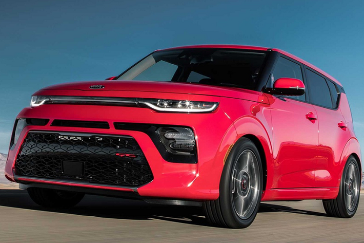 Kia Soul 2020 – 17.490 USD. Model 2020 được thiết kế mới với ghế ngồi rộng và thoải mái, trải nghiệm lái tốt hơn, công nghệ dễ dùng hơn. Dù xe có kiểu dáng cao và hình hộp, thao tác xử lý lại tương đối dễ dàng, lái khá thú vị. Xe sử dụng động cơ tiêu chuẩn 4 xi-lanh 147 mã lực. Bản GT-Line Turbo mạnh hơn với động cơ tăng áp 4 xi-lanh 201 mã lực.