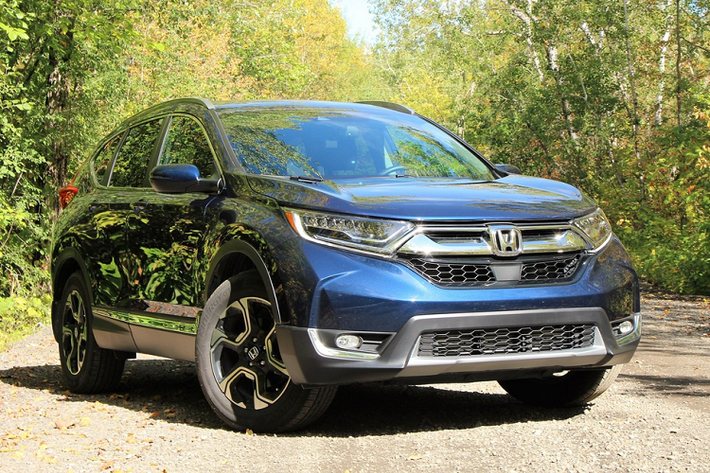 Honda CR-V 2019 – 24.450 USD. Mẫu xe Honda gây ấn tượng với khoang lái thể thao, khả năng xử lý tin cậy, trải nghiệm lái êm ái, không gian rộng rãi cho người ngồi và hành lý. CR-V được đánh giá tiết kiệm nhiên liệu, an toàn và tin cậy. Xe sử dụng động cơ tiêu chuẩn 2.4L 4 xi-lanh 184 mã lực. Ngoài ra còn có bản động cơ tăng áp 1.5L 4 xi-lanh 190 mã lực. Trang bị tiêu chuẩn gồm màn hình thông tin giải trí cảm ứng, kết nối smartphone, ghế sưởi và cốp điện.
