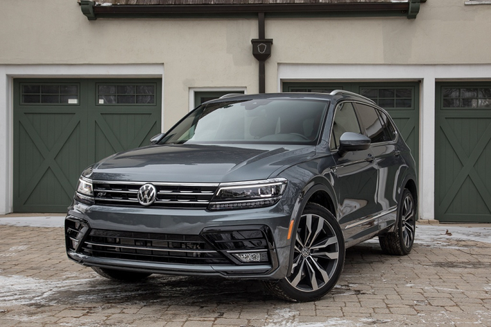 Volkswagen Tiguan 2019 – 24.295 USD. Là một trong số SUV cỡ nhỏ hiếm hoi có 3 hàng ghế (hàng ghế thứ 3 chỉ hợp với trẻ nhỏ), mẫu xe Volkswagen ghi điểm nhờ cabin thiết kế đẹp, lái mượt mà, khoang hành lý rộng rãi, an toàn và tin cậy. Xe sử dụng động cơ tiêu chuẩn 2.0L 4 xi-lanh công suất 184 mã lực. Xe tăng tốc chậm, lái cao tốc không thoải mái, ngốn nhiên liệu.