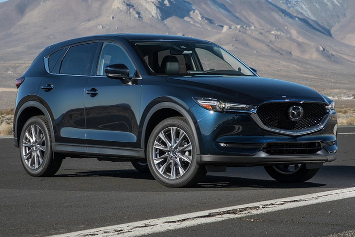 Mazda CX-5 2019 – 24.350 USD. Cùng Honda CR-V, Mazda CX-5 2019 được đánh giá cao nhất trong số xe SUV cỡ nhỏ nhờ khả năng lái thể thao, đánh lái chính xác, động cơ mạnh mẽ và trải nghiệm lái êm ái. Xe đạt điểm tuyệt đối về thử nghiệm an toàn, khoang lái rộng rãi và được thiết kế đẹp. CX-5 sở hữu động cơ tiêu chuẩn 2.5L 4 xi-lanh 187 mã lực cho khả năng tăng tốc nhanh chóng. Xe còn có bản tăng áp 2.5L (227 mã lực), và diesel tăng áp 2.2L.