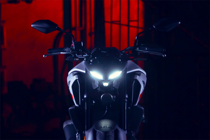  Yamaha MT-03 2020 mới với những điểm đổi mới đáng đồng tiền bát gạo. Đầu tiên đó là thiết kế Fairing hoàn toàn mới giúp MT-03 2020 trở nên hung dữ, hầm hố và tiệm cận hơn với thiết kế của các anh lớn như MT-09 / MT-10 hiện nay, mẫu xe mới gây ấn tượng mạnh với bộ đèn pha LED dạng Projector cùng dải DRL (demi) cao cấp với tạo hình khá giống với "đàn em" MT-15 ra mắt trước đó.