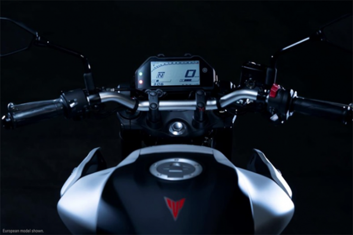 Thứ tư đó chính là tay lái đã được hãng xe máy Yamaha định vị lại nhằm tăng khả năng linh hoạt hơn trong quá trình vận hành chiếc xe, vị trí tay lái thấp hơn giúp trọng tâm của người điều khiển chồm hơn về phía trước nhằm tăng sự ổn định của chiếc xe khi chạy tốc độ cao.