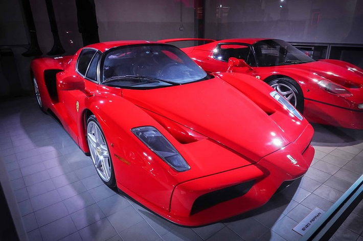 Ferrari LaFerrari Aperta chỉ có 200 chiếc được sản xuất trên toàn thế giới, để mua được siêu phẩm này không phải là chuyện đơn giản. Chiếc Ferrari LaFerrari Aperta về Thái Lan được hãng Ferrari ưu ái dành cho thị trường này đúng 1 chiếc trong tổng số 200 xe sản xuất ra dành cho khách hàng.