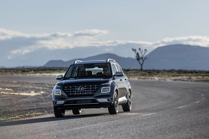 Về cụ thể, giá bán Hyundai Venue 2020 được đưa ra từ 17,250 tới 22,050 USD (400 tới 511 triệu đồng) cho phiên bản ‘đắt tiền’ nhất, chưa bao gồm 1,095 USD (25 triệu đồng) phí vận chuyển. Để so sánh, mức giá bán này dường như nhỉnh hơn đôi chút so với một vài đối thủ cạnh tranh trực tiếp trong phân khúc như mẫu Nissan Kicks $18,640 (430 triệu đồng), Kia Soul $17,490 (405 triệu đồng), đắt hơn cả chiếc Ford EcoSport - $20,485 (475 triệu đồng).