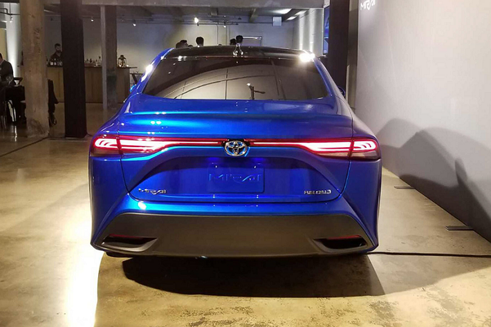 Nội thất của Mirai Concept cũng gây nhiều bất ngờ lớn. Nội thất được trang bị màn hình rộng 12,3 inch trên bảng điều khiển trung tâm và bảng táp lô bao quanh người lái, mang đến một không gian đơn giản mà hiện đại, tạo cảm giác ấm áp và thoải mái. Cấu hình hệ thống pin nhiên liệu sử dụng nền tảng TNGA cũng cho phép năm chỗ ngồi thay vì bốn chỗ ở Mirai thế hệ hiện tại.