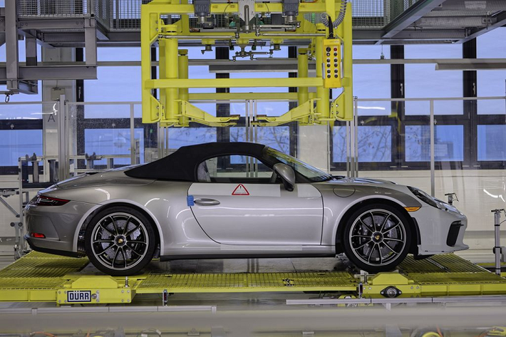 Đại gia đình Porsche 911 tiếp đó đón nhận thêm thành viên 911 Turbo với bộ lọc khí xả, những trang bị khí động học chủ động và một phiên bản giới hạn được giới thiệu vào năm 2013.