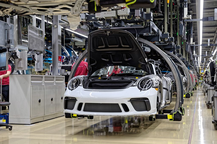 Ngay sau đó, Porsche đã tự hào kỉ niệm mẫu 911 thứ 1 triệu cùng với màn giới thiệu chiếc Porsche 911 GT2 RS mới. Hai mẫu xe tiếp nối lần lượt là chiếc 911 GT3 RS với động cơ hút khí tự nhiên và 911 Speedster phiên bản kỉ niệm 70 năm của dòng xe hơi thể thao mang logo Porsche.