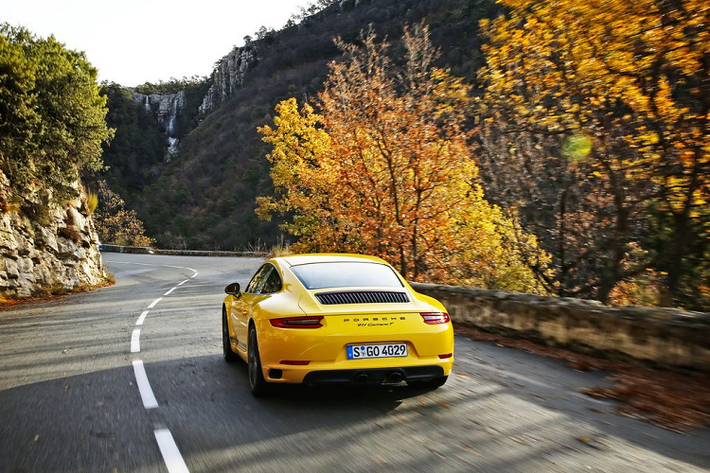 “Thế hệ siêu xe Porsche 991 đã đặt ra một tiêu chuẩn mới cho hiệu năng, cảm giác lái cũng như công suất của 1 chiếc xe thể thao”, trích lời Chủ tịch Bộ phân Nghiên cứu và Phát triển – Michael Steiner. “Chiếc xe mang tới cho tôi niềm tự hào to lớn nhưng giờ đây là nỗi buồn khi phải nói lời tạm biệt. Với cá nhân tôi, 991 đã là một kỉ niệm tuyệt vời.”