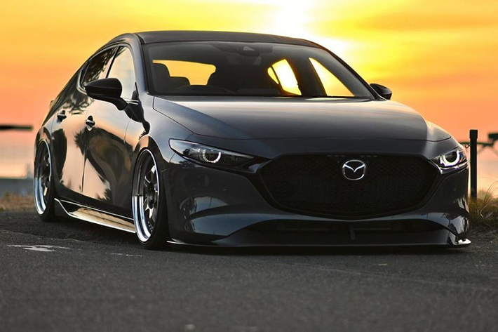 Được tìm thấy trên tài khoản Instagram mang tên roadster_runner, vị chủ nhân của mẫu xe Mazda3 2020 mới trong bài viết này ngoài ra còn sở hữu hai mẫu MX-5 và Mazda6 cũng được hạ gầm.
