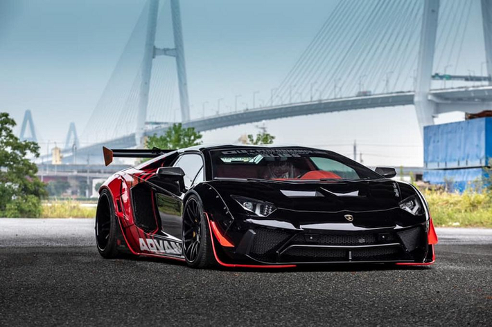 Siêu phẩm Lamborghini Aventador trong bài viết là sản phẩm mới nhất của nhà độ lừng danh "Xứ Phù tang" Liberty Walk. Không làm các fan thất vọng, bản độ này đã mang tới diện mạo khác biệt tới từng chi tiết và được nhiều người so sánh với các kiệt tác nghệ thuật đương đại nhờ vẻ đẹp hoang dã nhưng vẫn hiện đại mà chiếc xe toát lên.