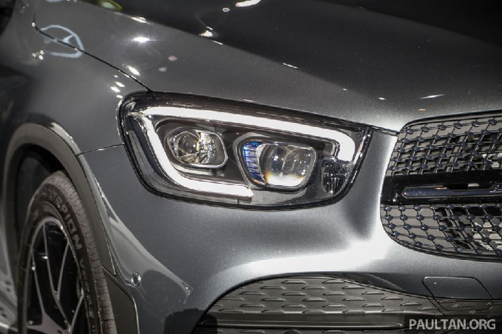 Đây là kiểu thiết kế hoàn toàn mới khi so với phiên bản tiền nhiệm. Bên cạnh đó, Mercedes-Benz cũng trang bị hệ thống đèn pha LED hiệu suất cao High Performance cho phiên bản GLC 200, còn với phiên bản GLC 300 sẽ là bộ đèn Multibeam LED hiện đại với chức năng tự điều chỉnh cường độ ánh sáng, tránh làm chói mắt người đi ngược chiều.