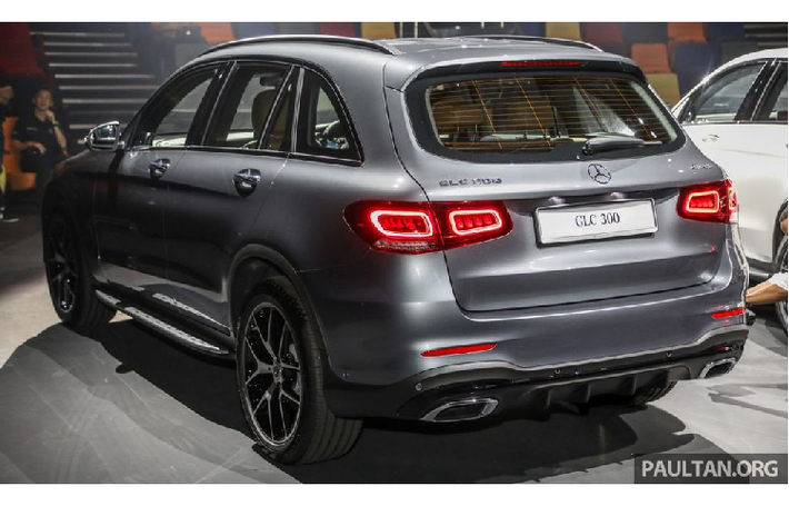 Phần đuôi của Mercedes-Benz GLC 2020 sở hữu cụm đèn hậu với thiết kế dải LED bên trong kiểu mới, dạng hai ô hình chữ nhật thay vì kiểu LED chạy ngang như trước. Trên một số trang ô tô/xe máy quốc tế, nhiều quan điểm bày tỏ sự tiếc nuối với bộ đèn cũ bởi họ cho rằng, nó đẹp và thanh lịch hơn so với bộ đèn GLC mới.