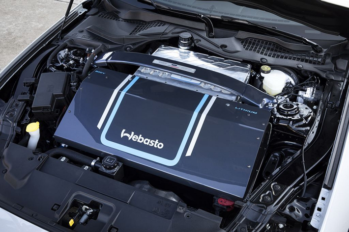 Tuy nhiên, điểm nổi bật nhất trên mẫu xe điện Ford Mustang Lithium chính là khối động cơ điện lõi kép Phi-Power, đi kèm với hệ thống pin Webasto 800V và công nghệ EVDrive có khả năng tạo ra năng lượng công suất lớn. Theo Ford, hệ thống động cơ và pin của Mustang mới sẽ đem lại hiệu quả gấp nhiều lần so với các loại hệ thống điện trên các mẫu xe khác.