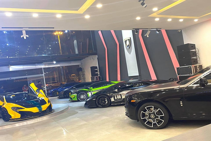Những hình ảnh về dàn siêu xe tập trung tại garage ở quận 7 sắp khai trương khiến không ít người yêu xe tại Việt Nam ngỡ như mình đang "lạc" sang showroom nào đó của đất nước Dubai, Monaco, Mỹ hay London.