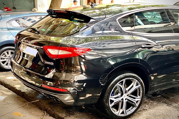 Được biết, chiếc SUV hạng sang Maserati Levante Trofeo đầu tiên về Việt Nam khá kín tiếng, chỉ đến khi xe ra biển trắng, lăn bánh trên đường phố và được một ông chủ mua bán xe sang chia sẻ lên một diễn dàn về xe, giới đam mê mới hay tin "ông trùm" của Maserati Levante đã có mặt tại dải đất hình chữ S.