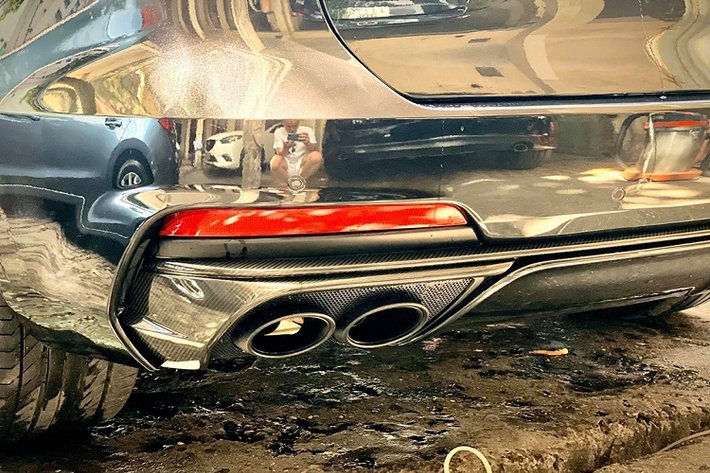 Ấn tượng nhất của những chiếc SUV hạng sang hàng đỉnh Maserati Levante Trofeo chính là khối động cơ V8, dung tích 3.8 lít, tăng áp kép, được chế tạo bởi hãng siêu xe Ferrari danh tiếng. "Trái tim" này có có thể sản sinh công suất tối đa 590 mã lực tại vòng tua máy 6.250 vòng/phút và mô-men xoắn cực đại 730 Nm.