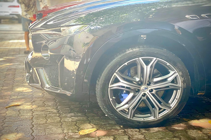 Logo “Saetta” Trofeo trên cột C. Thông tin ban đầu cho biết, chiếc SUV hạng sang Maserati Levante Trofeo đầu tiên về Việt Nam có giá bán lên đến 15 tỷ đồng. Ngoại hình xe có thiết kế dữ dằn và hầm hố hơn rất nhiều so với Maserati Levante. Chẳng hạn như hốc gió trước hoàn toàn mới, cản va trước thiết kế lại. Xe sử dụng đèn pha Full Matrix LED.