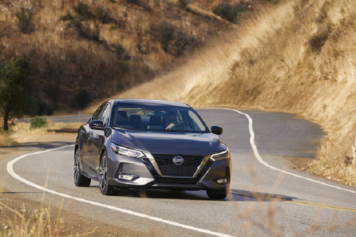 Hãng xe Nhật Bản mới đây đã công bố giá bán Nissan Sentra 2020 với ba cấu hình bao gồm phiên bản tiêu chuẩn Sentra S có giá 19.090 USD (khoảng 461 triệu đồng), phiên bản tầm trung có giá 20.270 USD (463 triệu đồng) và phiên bản cao cấp nhất là SR với giá bán 21.430 USD (khoảng 486 triệu đồng).
