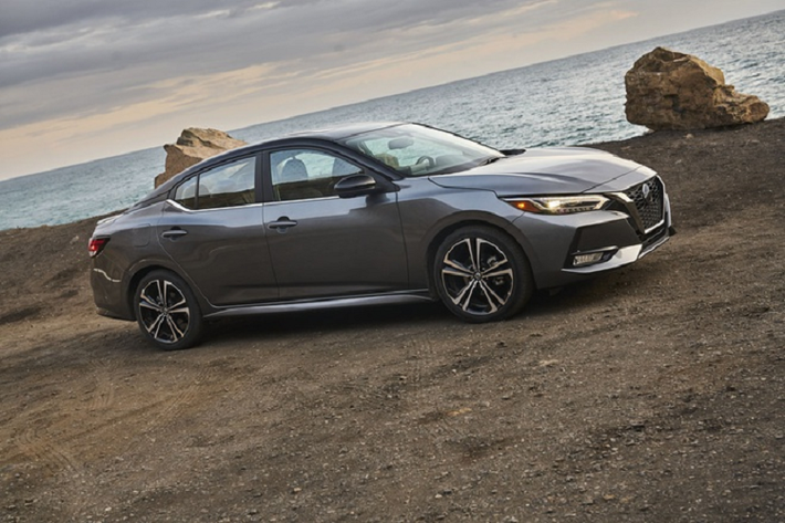Nissan Sentra bản nâng cấp 2020 đã có mặt trên thị tường trong nhiều năm, và được định hình ở phân khúc xe tầm trung. Phiên bản 2020 hứa hẹn sẽ là mẫu xe thú vị với nhiều đột phá về thiết kế, công nghệ an toàn lẫn hỗ trợ lái.
