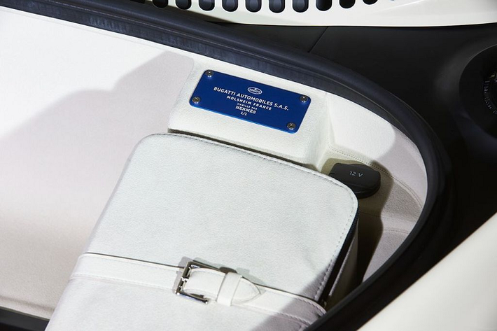 Bước vào không gian nội thất, Bugatti Chiron Hermes Edition tiếp tục chứng tỏ đẳng cấp thượng thừa của mình với việc phối màu chủ đạo là màu trắng pha ánh vàng vô cùng xa xỉ. Từng đường kim, mũi chỉ trên Chiron Hermes Edition đều được chế tác một cách công phu dưới đôi bàn tay tài ba của những nghệ nhân Hermes.