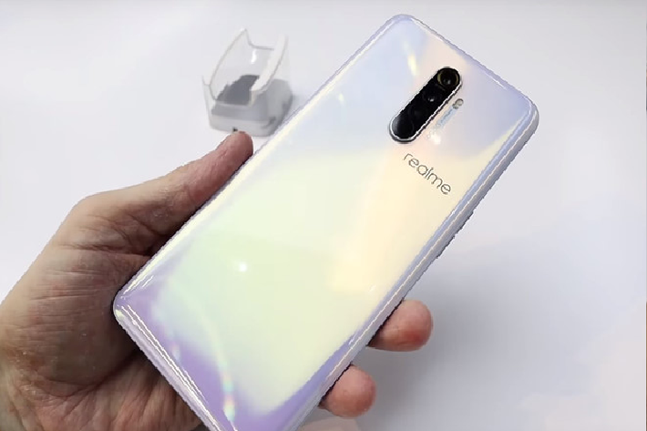 Thiết bị dùng chip Snapdragon 855+, con chip này cho hiệu suất GPU cao hơn 15% so với Snapdragon 855. Máy đi kèm RAM tùy chọn 6 GB, 8 GB tương ứng với bộ nhớ trong 64 GB, 128 GB và 256 GB.