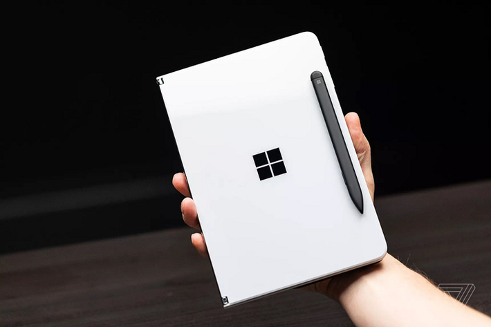 Máy cũng được tích hợp bút Surface Pen gắn ở mặt lưng.