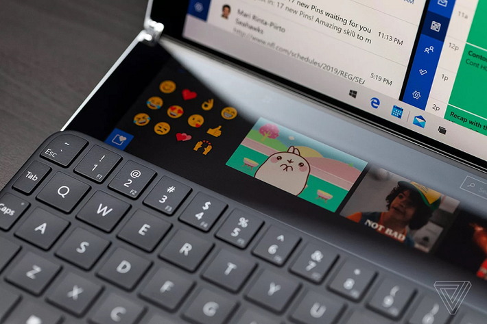 Surface Neo cũng được trang bị một bàn phím rời. Người dùng có thể gắn vào phần màn hình còn lại để biến chiếc Surface Neo trở thành một mẫu laptop thông thường. Phần màn hình còn lại sẽ hiển thị một số tùy chọn như biểu tượng cảm xúc hoặc thay thế bàn di chuột.