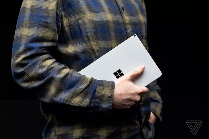Surface Neo cũng được thiết kế để có thể xoay gập 360 độ. Người dùng có thể sử dụng máy theo nhiều tư thế khác nhau như laptop hay máy tính bảng tùy theo nhu cầu.