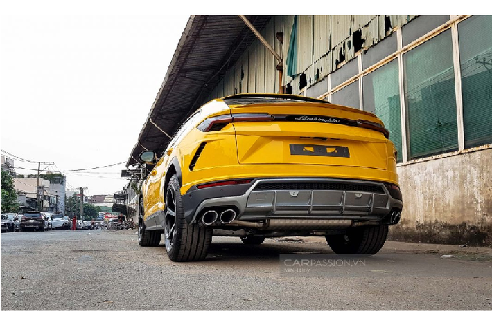Lực hãm của khối động cơ V8 trên Lamborghini Urus đến từ cặp phanh bằng carbon-ceramic có kích thước 440 mm ở phía trước và 370 mm ở phía sau. Urus chính là chiếc xe có hệ thống phanh đĩa lớn nhất thế giới tính đến thời điểm hiện nay. Ngoài ra, đây cũng là chiếc xe Lamborghini hiếm hoi có khoang hành lý "hào phóng" khi có sức chứa 616 lít, khi gập 2 hàng ghế sau lại, sức chứa này có thể lên đến 1.596 lít.
