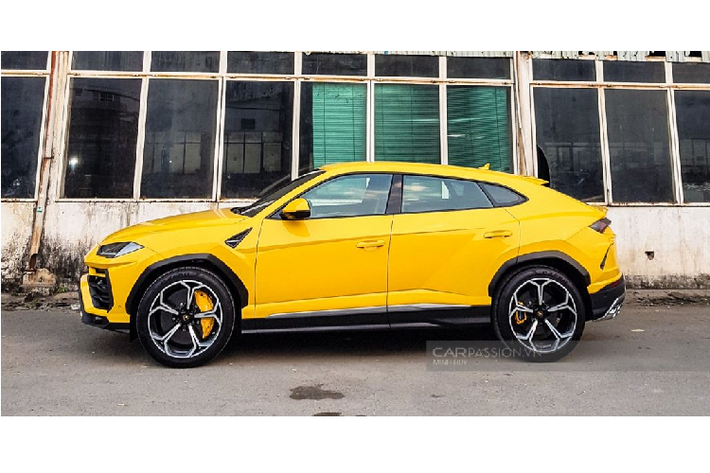 Ngoài thiết kế hoàn toàn mới, Urus cũng là chiếc Lamborghini được trang bị nhiều công nghệ giải trí hiện đại nhất như kết nối Apple CarPlay và Android Auto, loa Bang & Olufsen với công suất 1.700 W. Màn hình hiển thị head-up, giao diện dành cho điện thoại thông minh Lamborghini hay 2 màn hình thông minh giải trí cho hàng ghế sau.