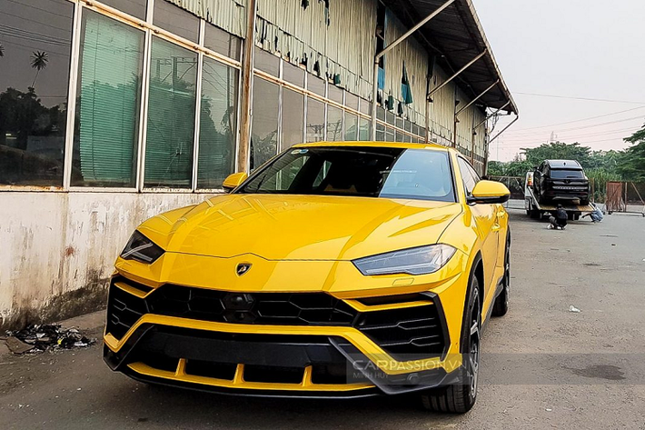 Về kích thước, Lamborghini Urus mới có trục cơ sở 3.003mm, tổng thể (Dài x Rộng x Cao) tương ứng (5.112 x 2.016 x 1.638)mm. Khoảng sáng gầm xe dao động từ 158mm tới 248mm tùy theo chế độ và điều khiển của treo khí nén. Thể tích khoang hành lý từ 616 lít đến 1.596 lít (gập ghế).