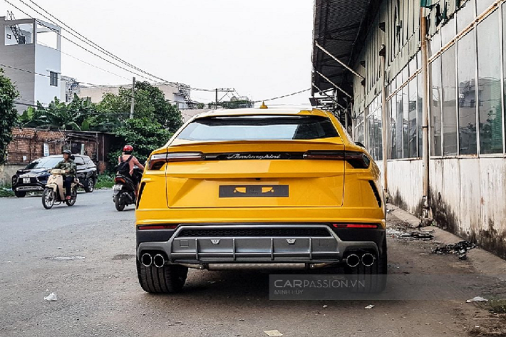 Giá xe Lamborghini Urus mới khởi điểm tại thị trường Mỹ chỉ khoảng 200.000 đô la (tương đương 4,66 tỷ đồng), lúc mới ra mắt đây là mức giá bán rẻ nhất trong các sản phẩm của thương hiệu siêu xe Lamborghini. Khi về Việt Nam, do cõng các loại thuế khác nhau nên giá bán của Lamborghini Urus sẽ không dưới 20 tỷ đồng.