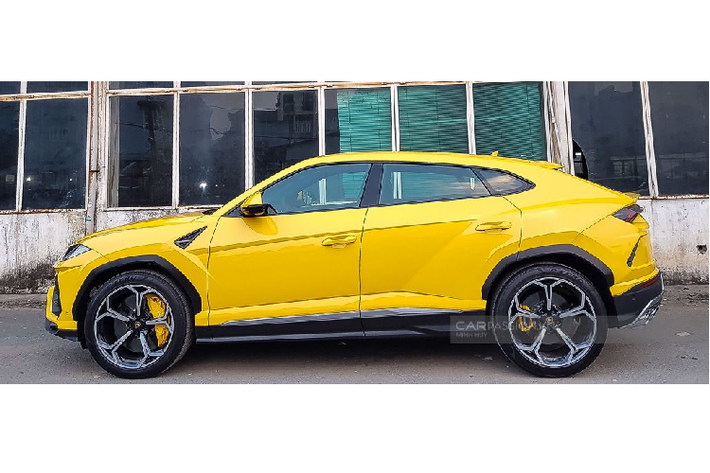 Mới đây, tại một trạm đăng kiểm ở TP HCM bất ngờ xuất hiện mẫu siêu SUV Lamborghini Urus màu vàng rực lạ mắt. Trước đó, giới mê xe đã nhìn thấy có hai chiếc Lamborghini Urus về Việt Nam mang màu sơn Giallo Auge nổi bật và ấn tượng này.