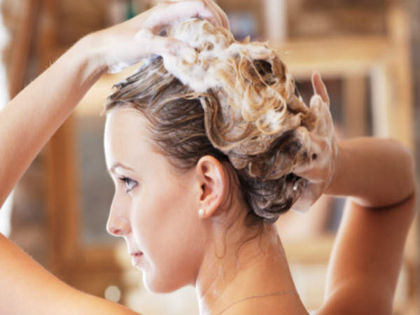 1. Gội đầu quá thường xuyên: Gội đầu thường xuyên có thể gây hại cho tóc, làm mất đi lớp dầu tự nhiên trên da đầu, khiến tóc trở nên khô và rối, chẻ ngọn. Do đó, không nên gội đầu hàng ngày mà tốt nhất nên gội cách nhau 2 -5 ngày.
