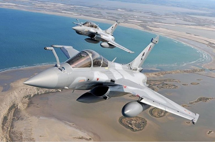 Một điểm tương đồng khác giữa Su-35 và Rafale là cả hai đều có công nghệ tàng hình. Mặc dù không phải là máy bay tàng hình hoàn toàn như F-35 nhưng những chiếc máy bay này có các yếu tố về kiểu dáng thiết kế và vật liệu giúp giảm tiết diện radar.