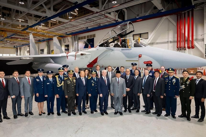 Sau đó, Indonesia đã lựa chọn mua máy bay Rafale của Pháp để thay thế cho Su-35. Để tránh làm Nga lo lắng hơn nữa, Indonesia đã chọn cách phớt lờ đề xuất mua máy bay F-16 của Mỹ.