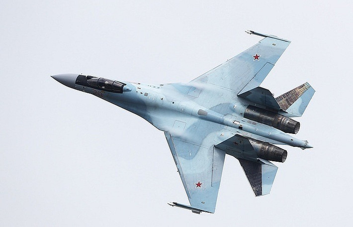 Theo các chuyên gia Bulgarian Military, quyết định không đầu tư mua tiêm kích Su-35 của Indonesia là một điều đáng tiếc. Vào năm 2013, thỏa thuận hợp tác kỹ thuật - quân sự giữa Nga và Indonesia đã được ký kết. Thỏa thuận này mở đường cho Nga thành lập trung tâm bảo trì vũ khí ở Indonesia. Ảnh: TASS.